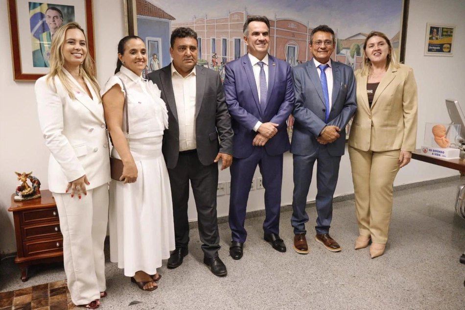Ciro Nogueira recebe prefeitos e lideranças