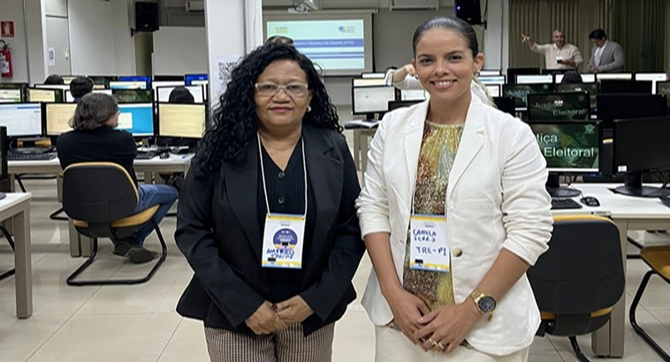 Coordenadora de Prestação de Contas e Dados Partidários do tribunal, Maria do Amparo Araújo, e a chefe do