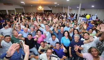 Com Joel nos braços do povo e Ciro ovacionado, multidão recebe pré-candidatos