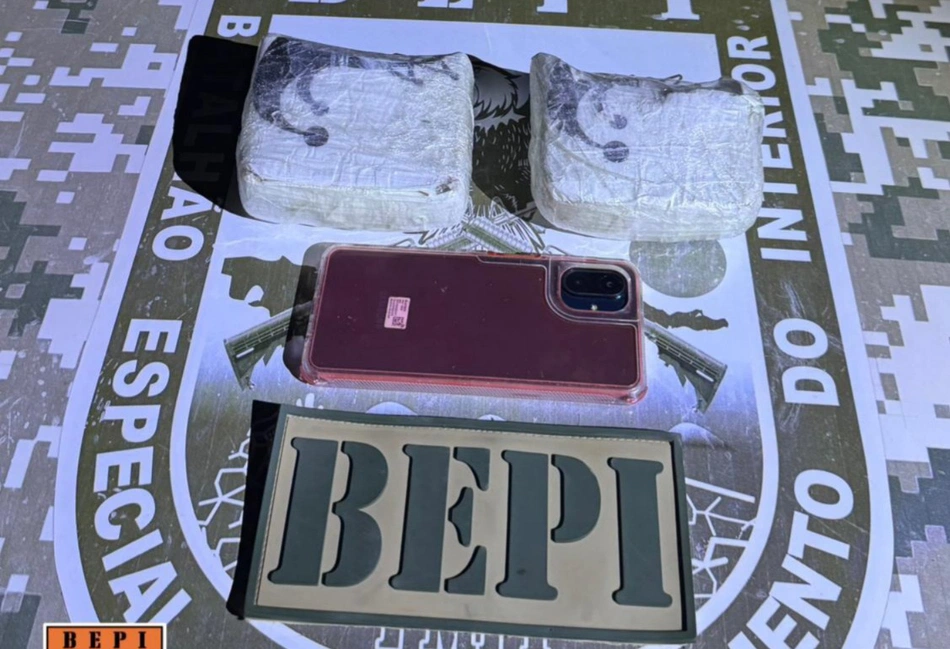 Polícia Militar conduz mulher suspeita de tráfico de drogas em Picos