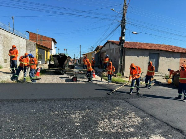 Severo Eulálio acompanha obra de pavimentação asfáltica em comunidade de Teresina