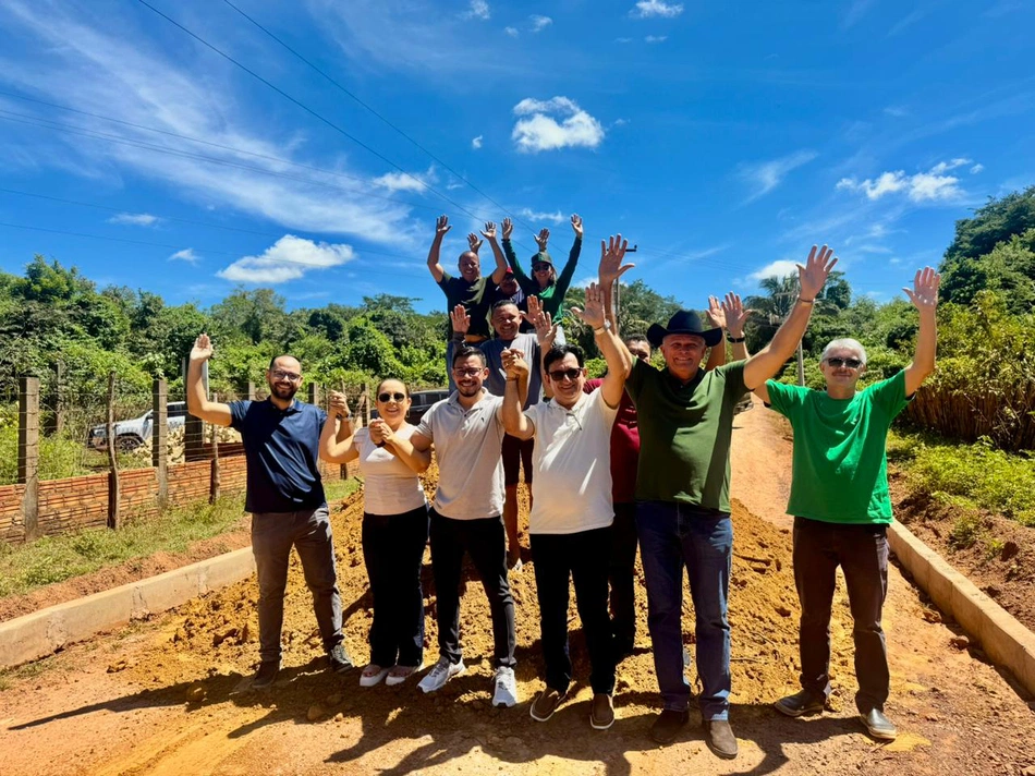 Prefeita Ivanária Sampaio visita obras de calçamento na comunidade Canto da Palmeira
