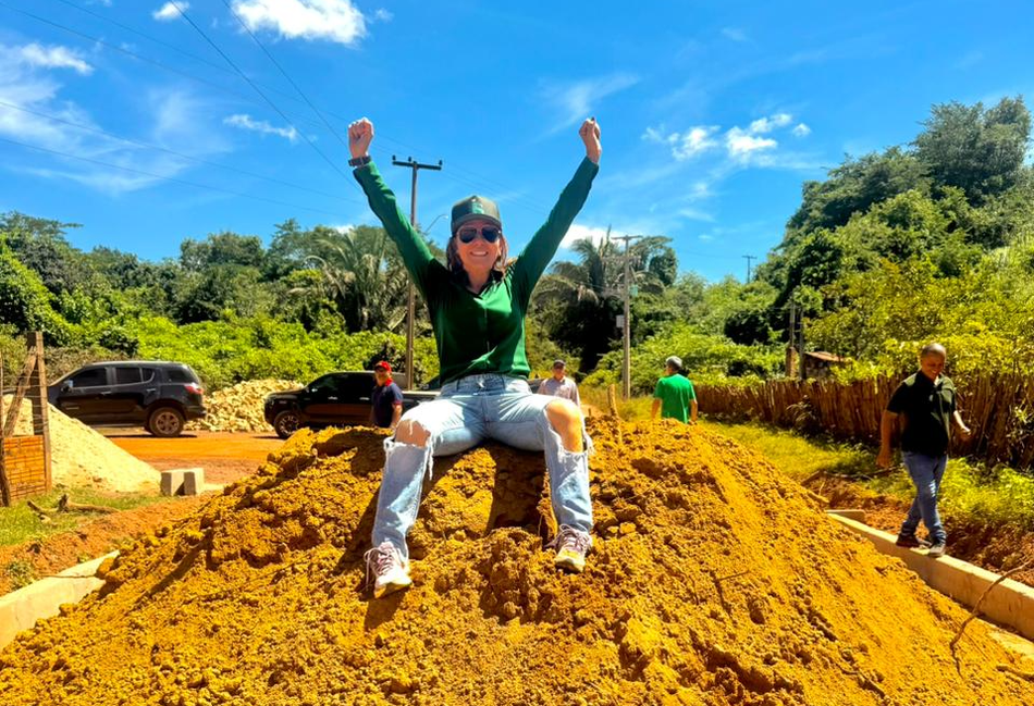 Prefeita Ivanária Sampaio visita obras de calçamento na comunidade Canto da Palmeira