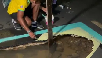 Moradores do Grande Dirceu pintam buracos com cores do Brasil em protesto