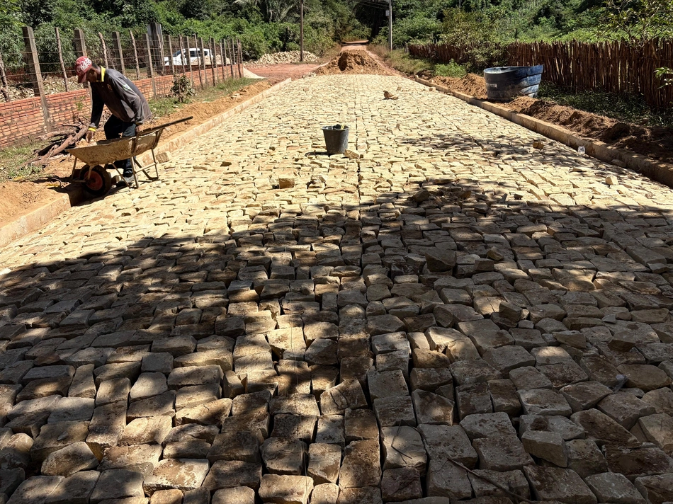 Prefeitura de Esperantina avança com obras de pavimentação em Canto da Palmeira
