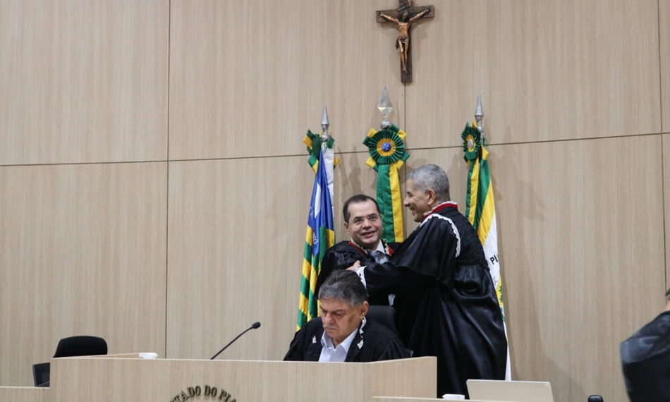 Leandro Maciel é empossado como procurador-geral do MPC no TCE-PI