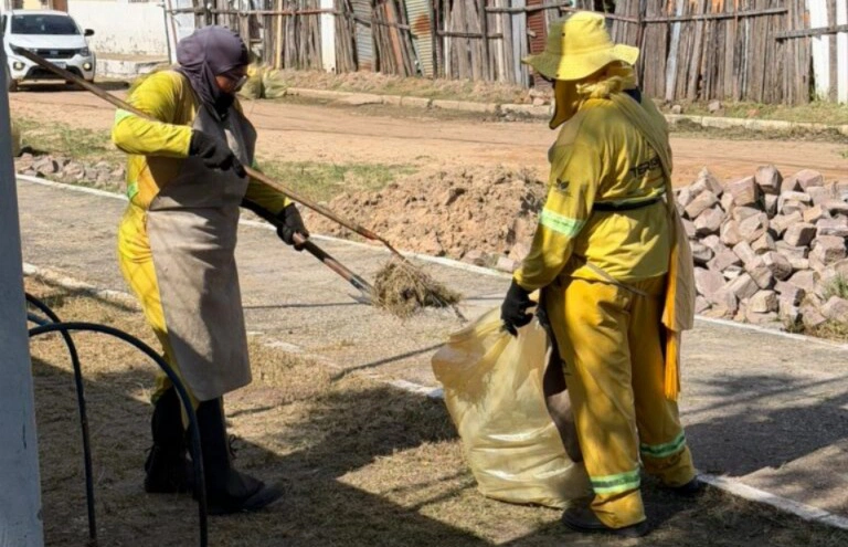Prefeitura de Teresina promove mutirão de limpeza por meio de projeto no bairro Primavera