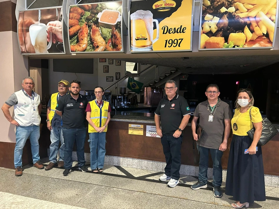 Fiscais do Procon durante vistoria na Beer Store em Teresina
