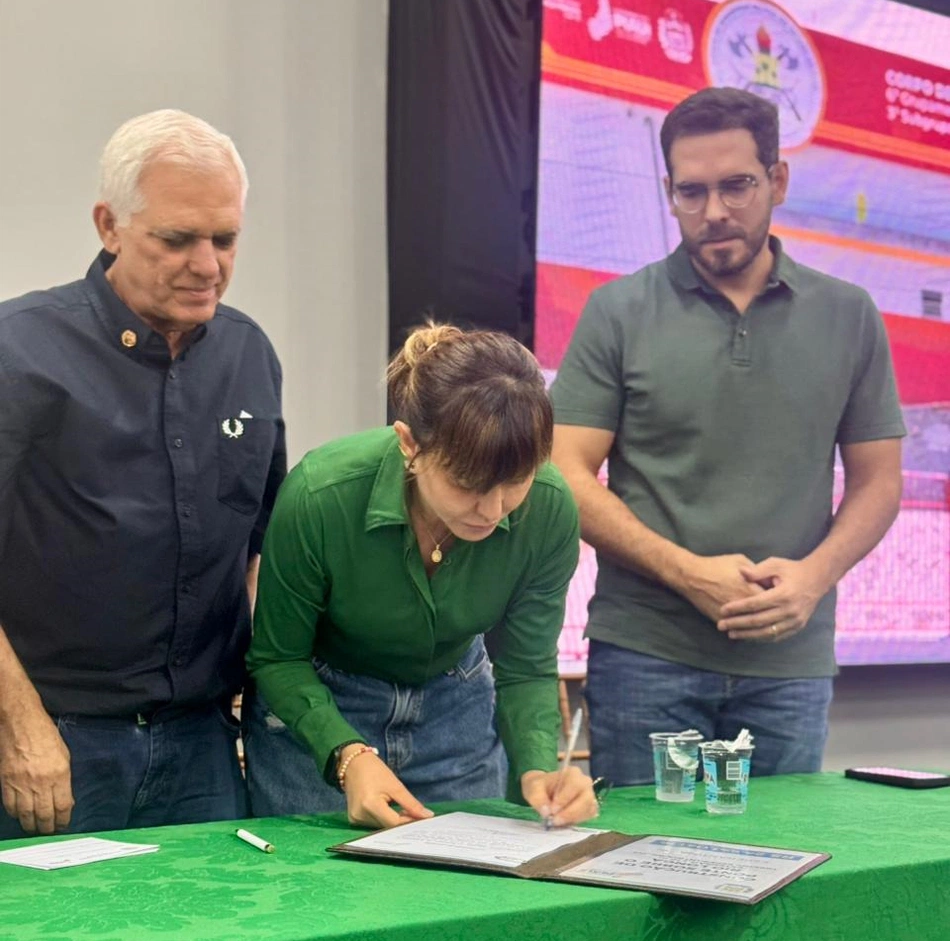 Ivanária Sampaio durante assinatura das ordens de serviço para obras estruturantes