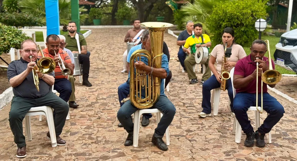 Banda Municipal Mestre Chico presta homenagem à prefeita Ivanária Sampaio em alusão ao seu aniversário