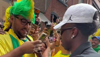 Seleção brasileira é recepcionada por multidão em véspera de jogo na Filadélfia