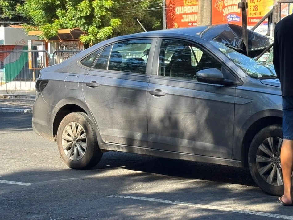 Carro colide contra estrutura montada na Avenida Marechal Castelo Branco