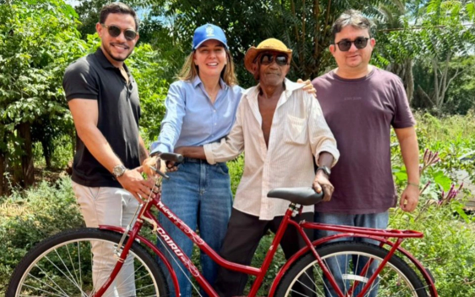 Prefeita Ivanária Sampaio entrega bicicleta nova a idoso