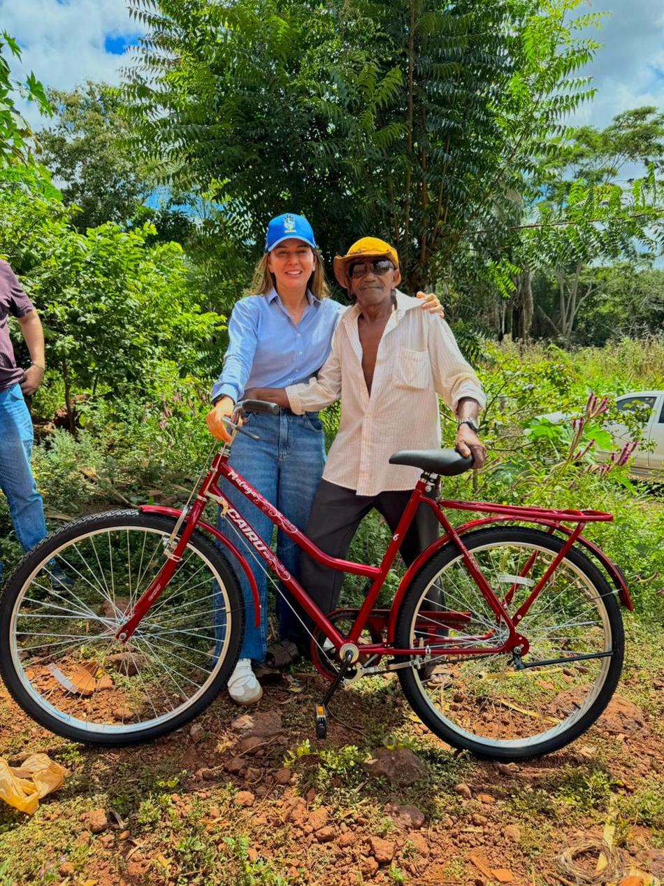 Prefeita Ivanária Sampaio entrega bicicleta nova a idoso