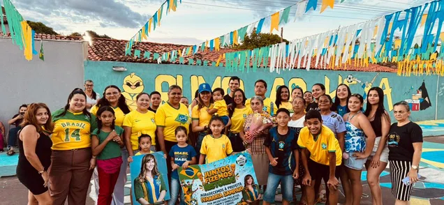 Ivanária Sampaio entrega premiação do concurso "Minha Rua na Copa" em Esperantina