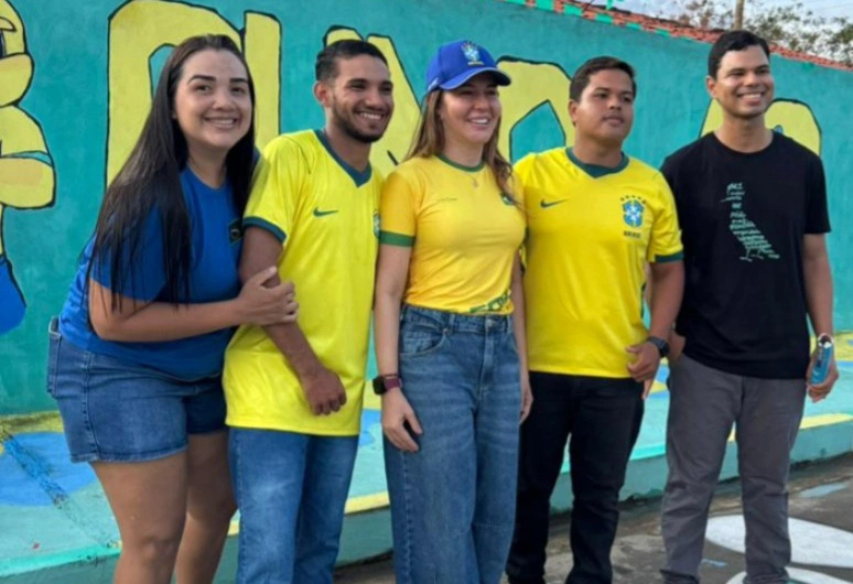 Prefeita Ivanária Sampaio entrega premiação do concurso  Minha Rua na Copa 