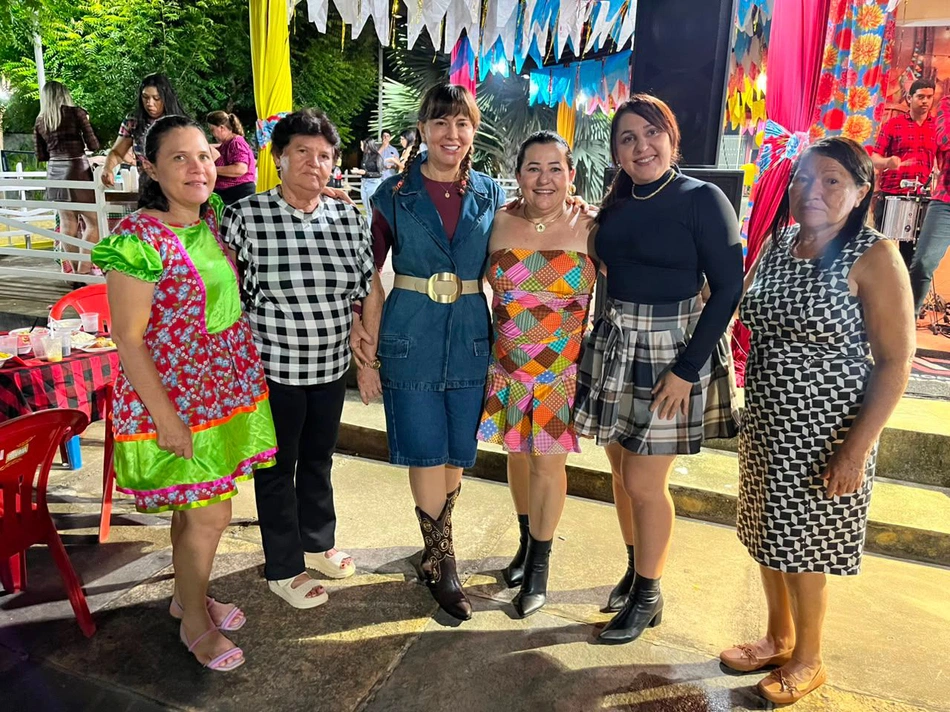Prefeita Ivanária Sampaio participa de tradicional Arraiá da Família Buscapé em Luzilândia