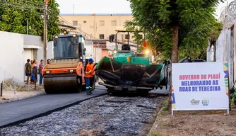 Rafael Fonteles visita obras de investimento em novo asfalto nas ruas do bairro Vermelha em Teresina
