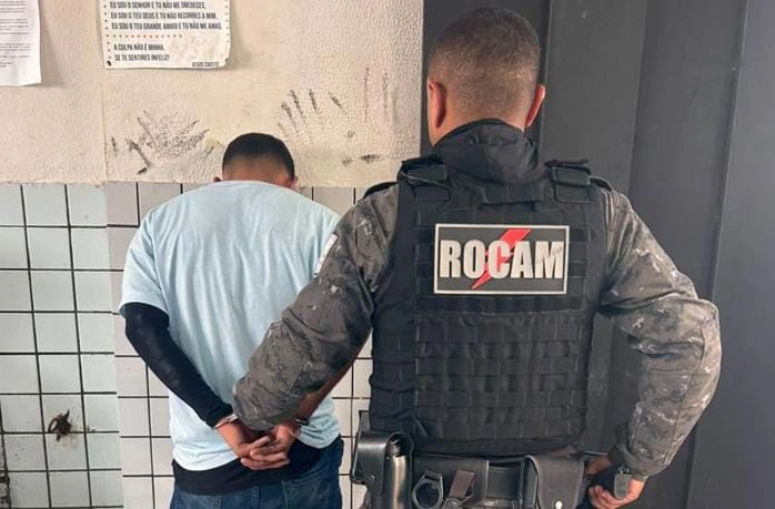 Adolescente é apreendido com revólver após perseguição policial