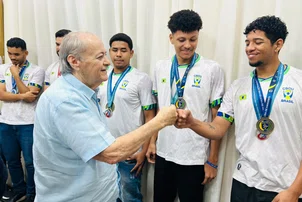 Silvio recebe equipe de handebol de Teresina vencedora em campeonato