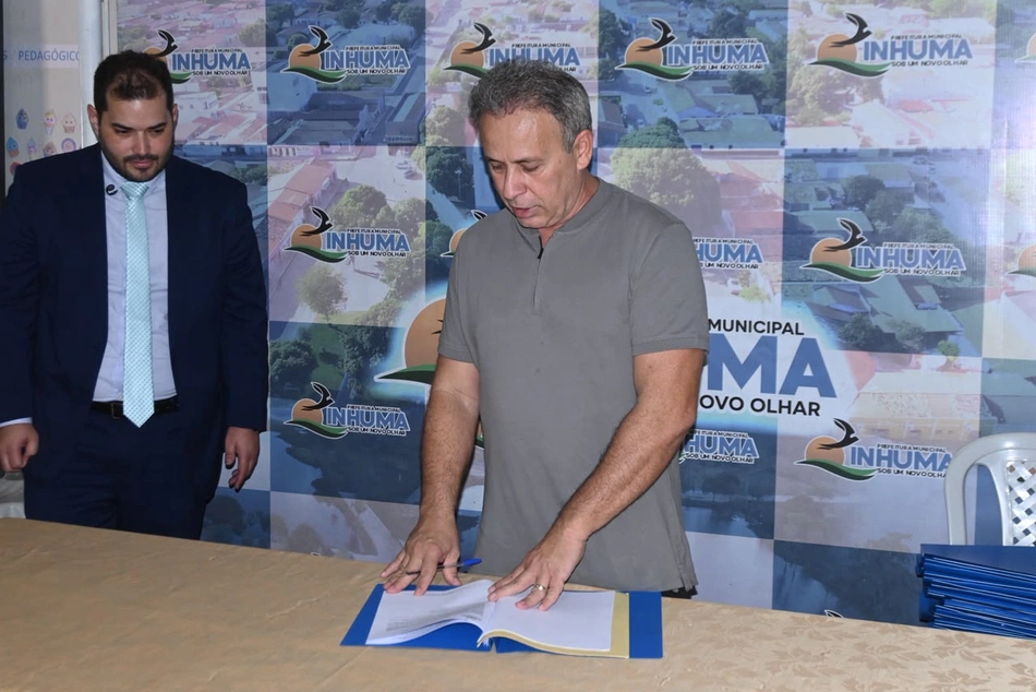 Prefeitura de Inhuma entrega 25 títulos de regularização fundiária para famílias