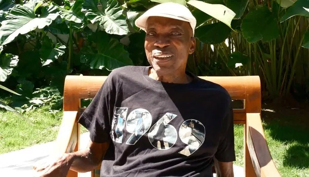 Cantor Milton Nascimento é internado com pneumonia e apresenta boa evolução clínica