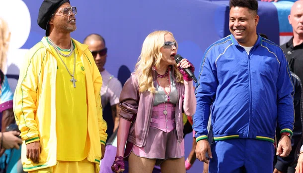 Madonna se apresenta na final da Copa ao lado de Ronaldo Fenômeno e Ronaldinho Gaúicho