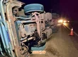 Carreta com carga tomba após motorista perder controle na PI-247 em Uruçuí
