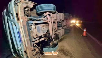 Carreta com carga tomba após motorista perder controle na PI-247 em Uruçuí