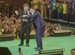Milei dança com Flávio Bolsonaro em lançamento de candidatura à presidência em São Paulo