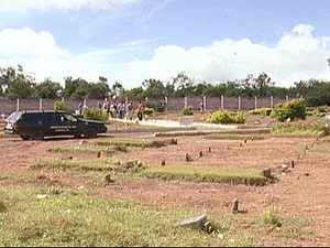   A Polícia Civil de Divinópolis, no Centro-Oeste de Minas Gerais, continua as investigações para descobrir de quem é a ossada encontrada em um túmulo no Cemitério Parque do Espíri(Imagem:Reprodução)