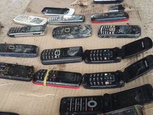 Celulares foram encontrados em ralos de banheiros, buracos e até em livros(Imagem:Marco Freitas)