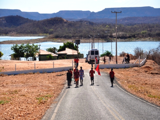 Eleitor paga promessa caminhando 18 km a pé pela vitória de Dr. Gil Carlos(Imagem:Reprodução)