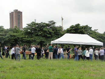 Parentes e amigos se despedem de Rita de Cássia nesta sexta-feira (11).(Imagem:Reprodução)