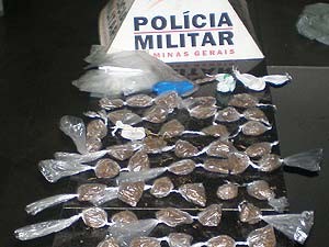 Suspeito também estava com buchas de cocaína.(Imagem:Polícia Militar/Arquivo Pessoal)