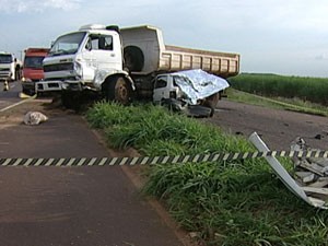 Veículo ficou destruído no Distrito Industrial III(Imagem:Reprodução)