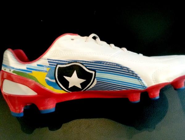 A chuteira de Jadson com o escudo do Botafogo e a bandeira do Brasil para o Sul-Americano (Imagem:Divulga&ccedil;&atilde;o)