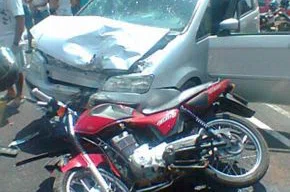 Acidente entre carro e uma moto.