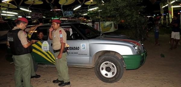 Acusado Raimundo Nonato dos Santos dentro da viatura.(Imagem:Reprodução)