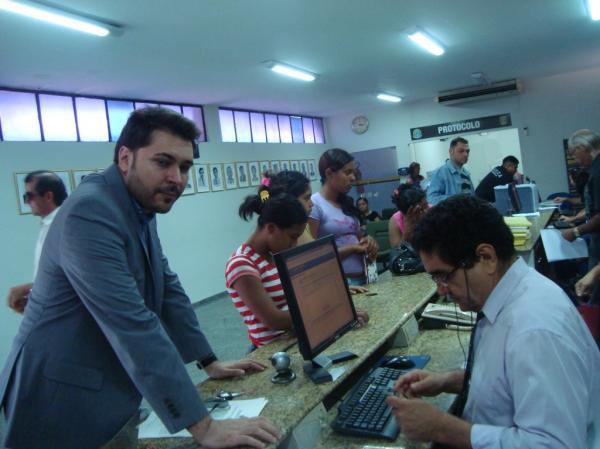 Advogado San Martim Linhares com as vítimas registrando um BO com o agente Hélio, na Polícia Federal(Imagem:Reprodução)