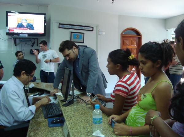 Advogado San Martim registrando BO na PF com as mulheres que só souberam que eram candidatas pela Internet (Imagem:Reprodução)