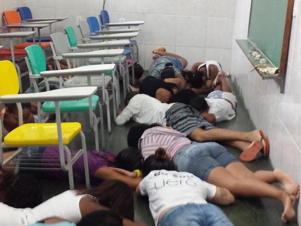 Alunos da ONG Uerê, na comunidade da Maré, precisam ficar abaixadas para se proteger dos tiroteios frequentes na comunidade(Imagem:Reprodução)