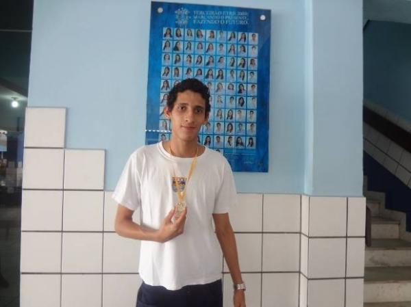 André Lopes Valente exibe, orgulho, a medalha de ouro conquistada na 15ª Olímpiada Brasileira de Astronomia e Astronáutica(Imagem:Reprodução)