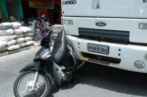 Caminhão colide com moto