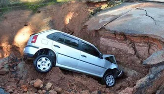 Carro cai em cratera aberta pela chuva em Lavras.