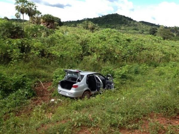 Carro em que a quadrilha tentava fugir(Imagem:Reprodu&ccedil;&atilde;o)