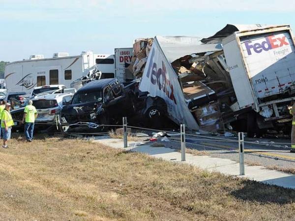 Carros e caminhões empilhados na estrada(Imagem:Reprodução)