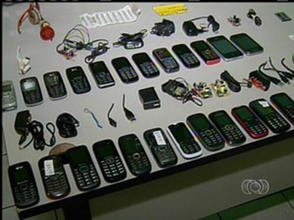 Celulares apreendidos, durante revista, seriam vendidos dentro da cadeia(Imagem:Reprodução)