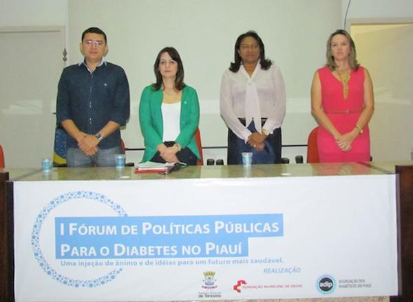 Cl&aacute;udia Seabra (&agrave; direita) em evento que possibilitou a discuss&atilde;o sobre o diabetes.(Imagem:Reprodu&ccedil;&atilde;o)