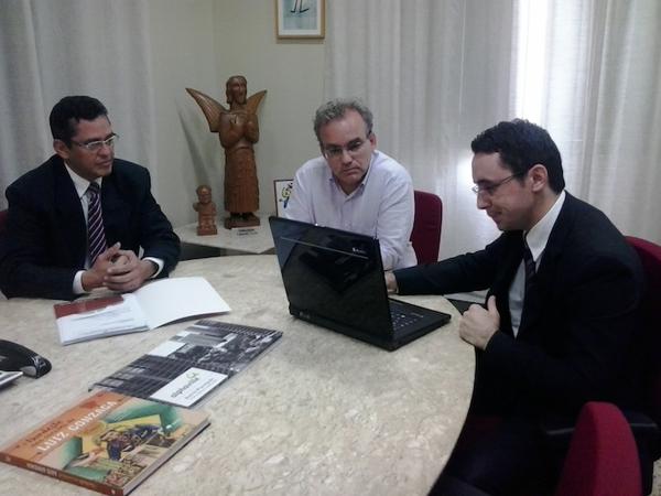 Coordenador-Geral do PROCON, Cleandro Moura (&agrave; esquerda) e seu assessor, T&eacute;ssio Rauff, apresentaram o projeto de lei ao prefeito Firmino Filho.(Imagem:Divulga&ccedil;&atilde;o)